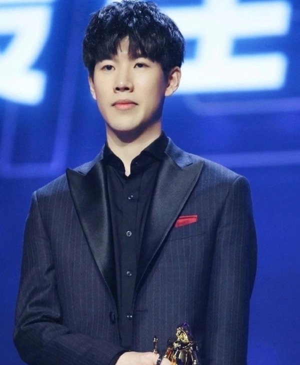 Royal Never Give Up 发布 2025 赛季阵容：增加了一名新的辅助选手 Niket