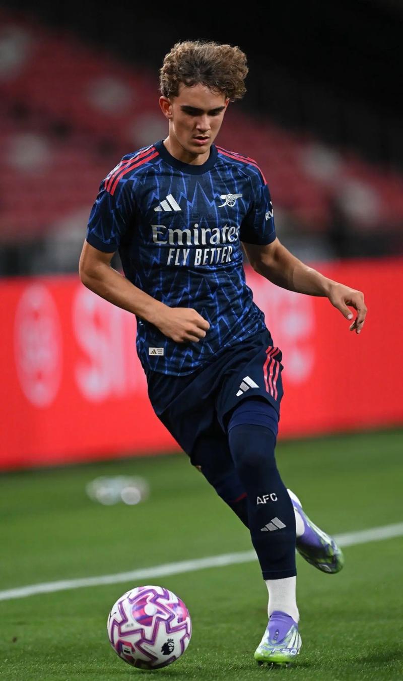 铃木一朗在西雅图主场达成美职 2500 安，全场球迷打出“Ichiro Meter”广告牌