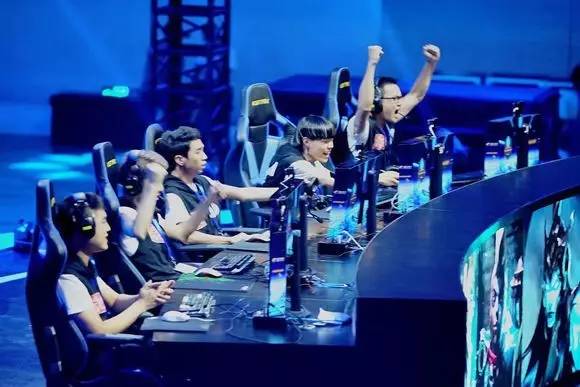 IEM科隆2024：火仔？炎帝！ Vitality 2-0 MOUZ晋级半决赛